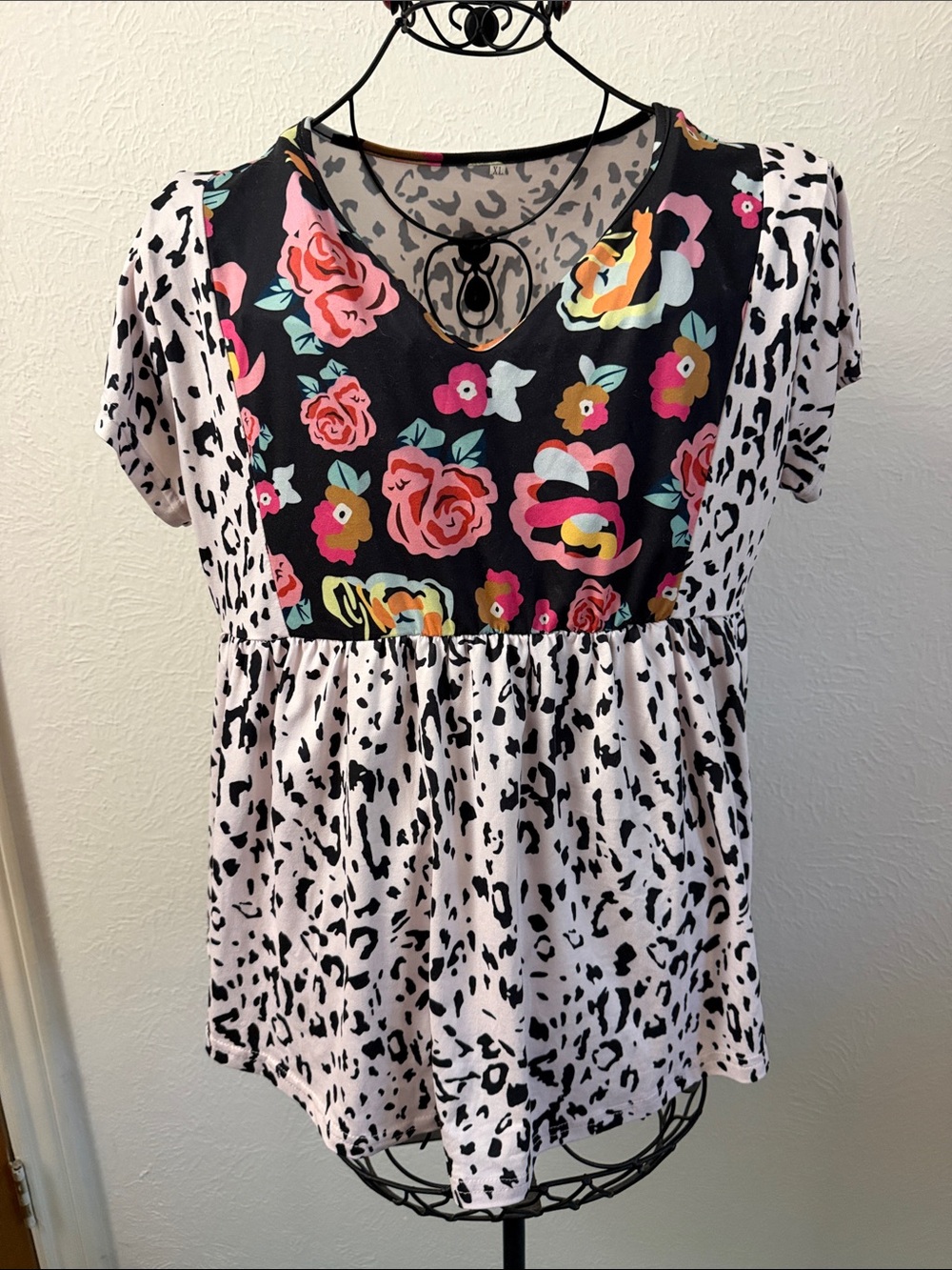 😻😻😻2 for 12$😻😻😻Floral & Animal Print V-Neck Women’s Top in Black and Pink-XL